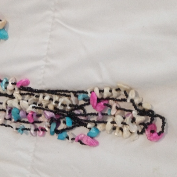 Multi-color beaded necklace with earrings - Picture 4 of 4